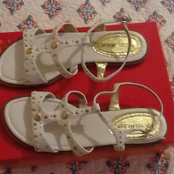 Flat sandals