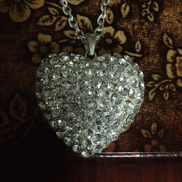 Sold NWOT Heart Pendant - Picture 2 of 4