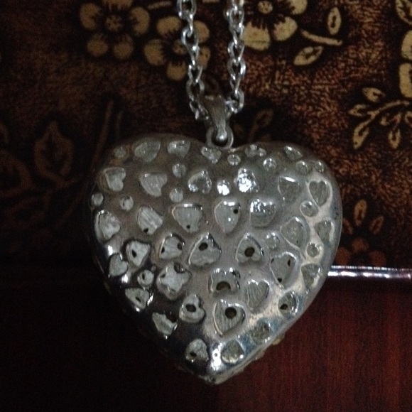 Sold NWOT Heart Pendant - Picture 3 of 4