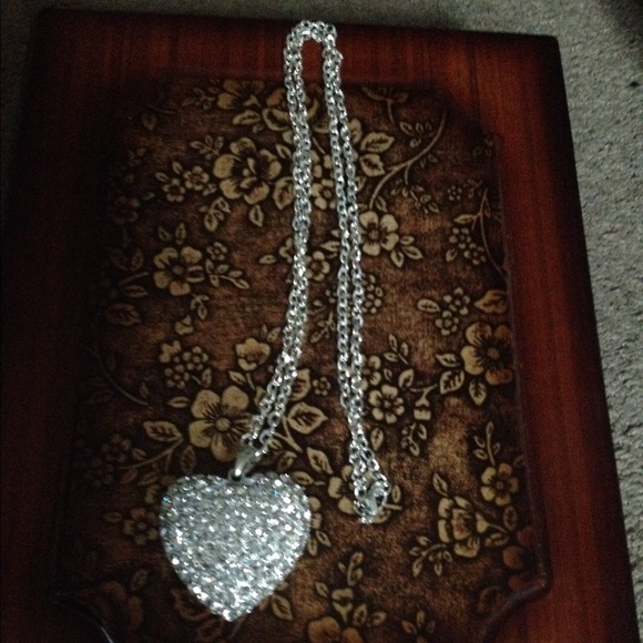 Sold NWOT Heart Pendant - Picture 4 of 4