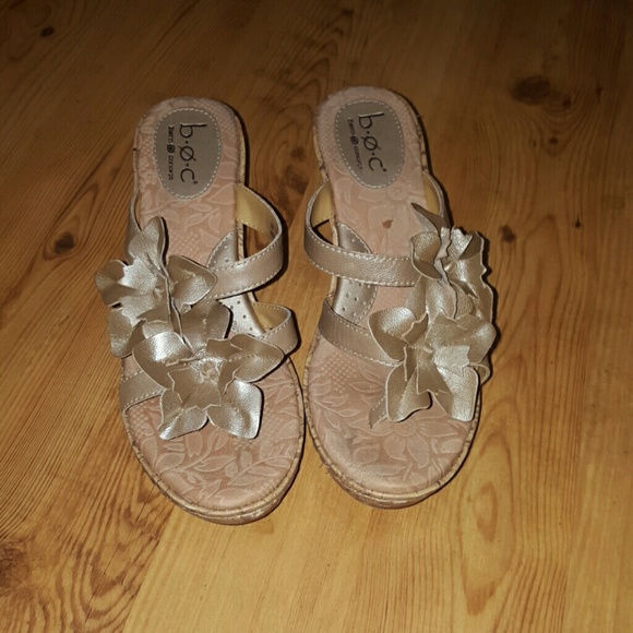 Strappy wedge sandle w/floral accents