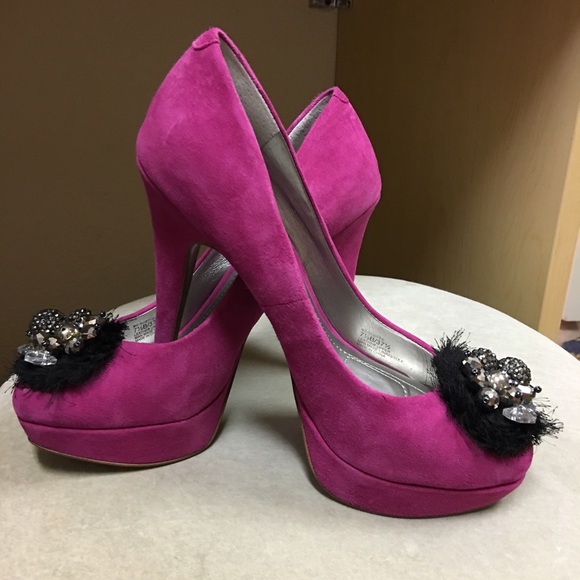 Stiletto platform pumps