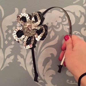Black and silver flower head band