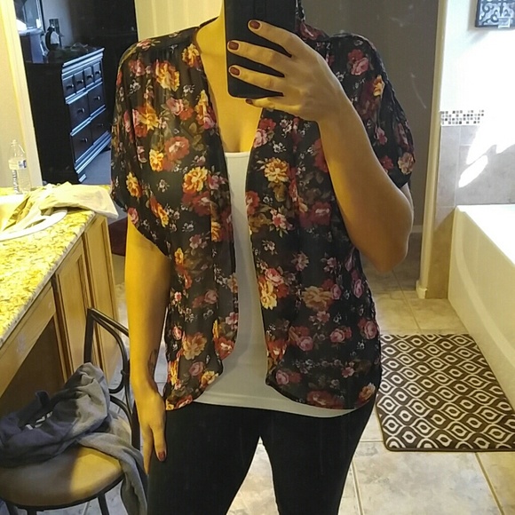 🚫 SOLD IN BUNDLE Sheer floral print kimono - Picture 3 of 3