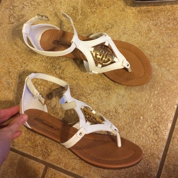 White sandal - Picture 2 of 4