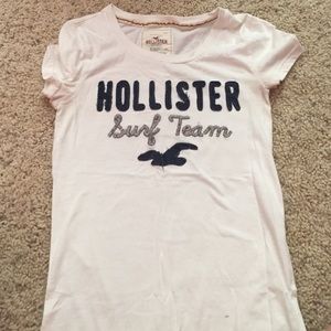 White hollister tshirt
