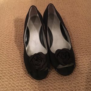 Black little heels with a flower