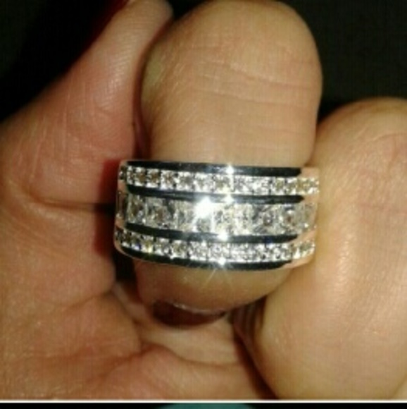 Jewelry - Sale! Super Sparkly ring