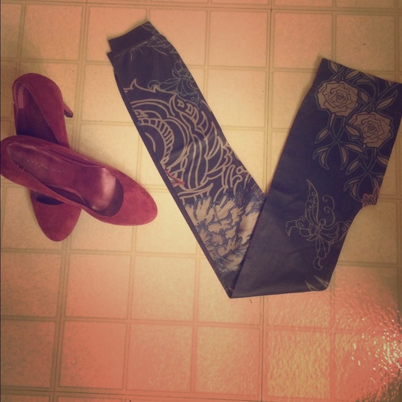SOLD NWOT.Women's flower print leggings.