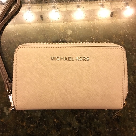 Michael Kors Handbags - BRAND NEW Michael Kors Wristlet