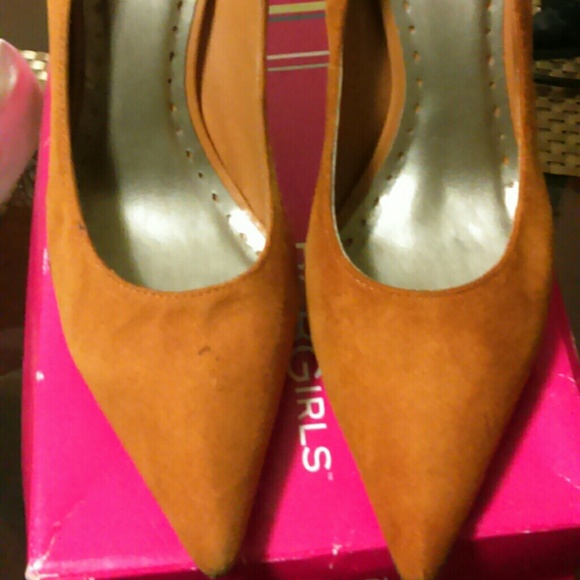 Mustard suede pumps