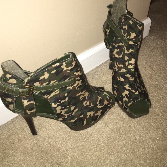 Camo stylish heels