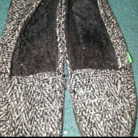 Sanuk size 8.5. Fuzzy in lining. Regular soles.