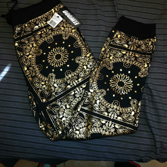 Elwood Black & Gold
Large