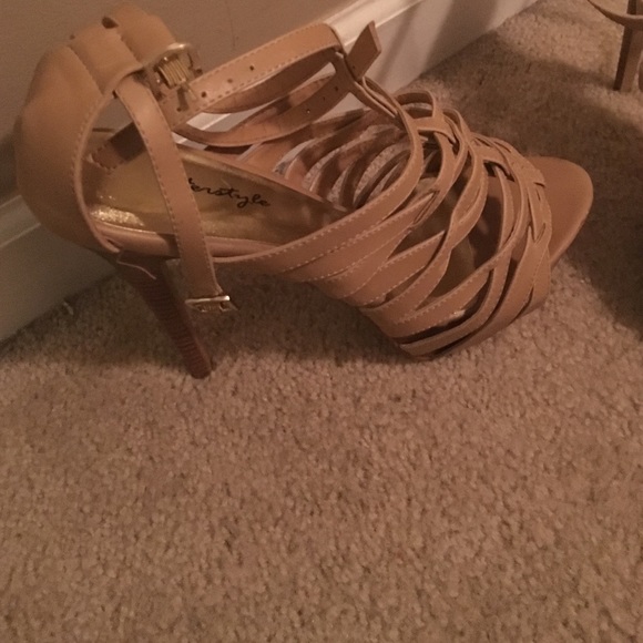 Strappy heels - Picture 2 of 3