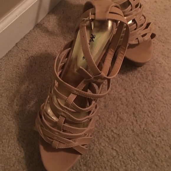 Strappy heels - Picture 3 of 3