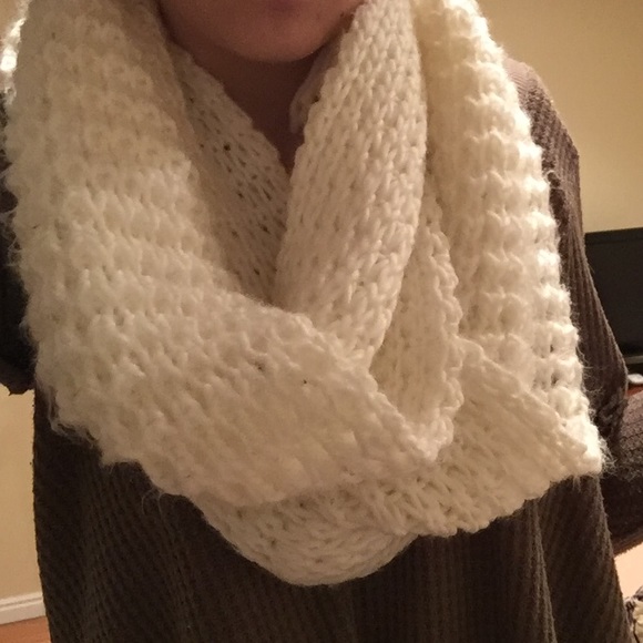 Chunky cable knit scarf