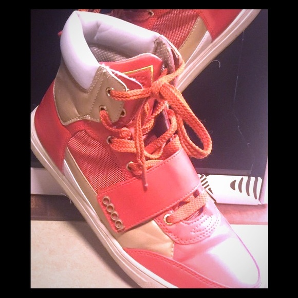 Tennis shoe - Picture 1 of 1