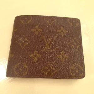 Wallet *not real* mistaked for being real