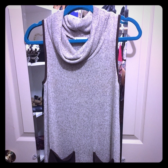 Sleeveless turtle neck sweater