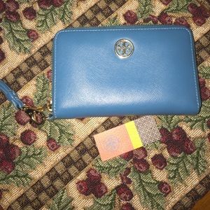 AUTHENTIC Tory burch wristlet!