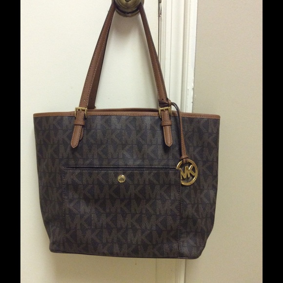 LOWERED FOR CHRISTMAS!!🎒MK Signature purse🎒