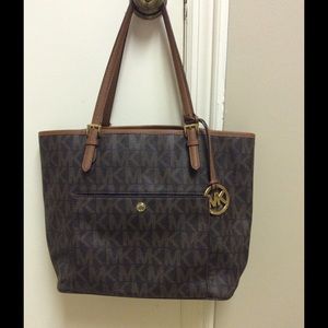 LOWERED FOR CHRISTMAS!!🎒MK Signature purse🎒