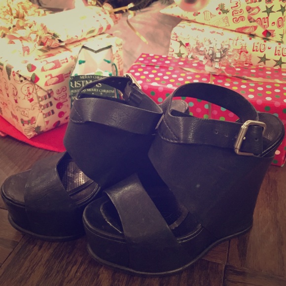 Vera wang wedges