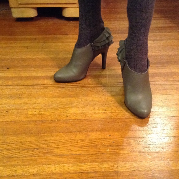 Grey Ruffled Report Booties. Size 7