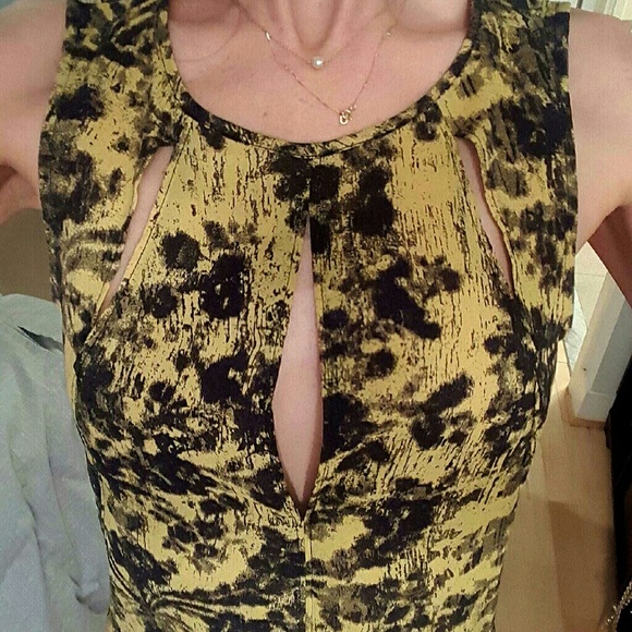 Silence & Noise Cutout Sleeveless Blouse - Picture 2 of 5