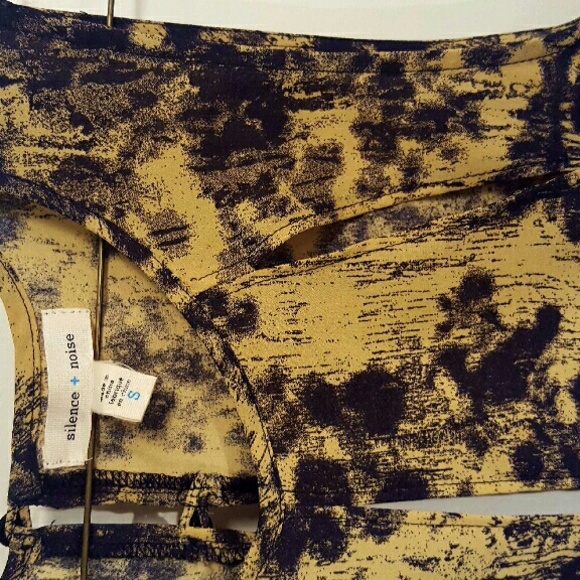 Silence & Noise Cutout Sleeveless Blouse - Picture 4 of 5