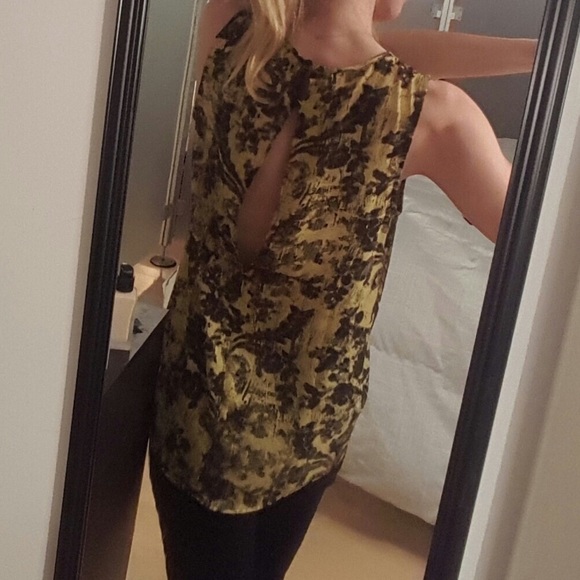 Silence & Noise Cutout Sleeveless Blouse - Picture 5 of 5