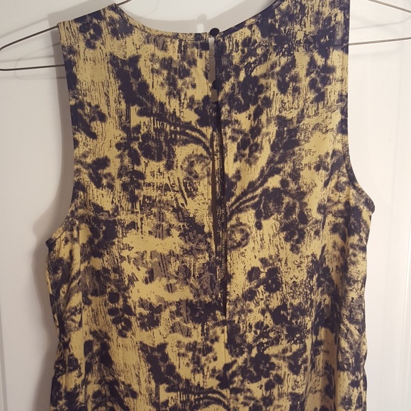 Silence & Noise Cutout Sleeveless Blouse - Picture 3 of 5