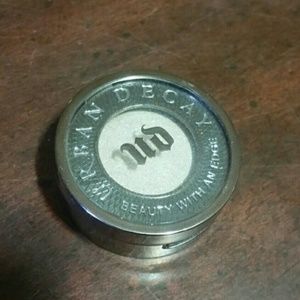 Urban Decay single eyeshadow in Polyester Bride