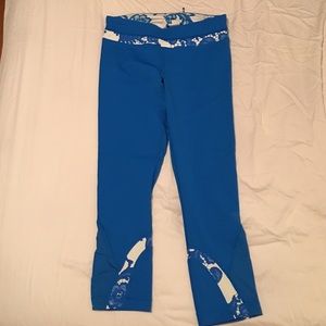Blue and white lace print in blue crop pants.