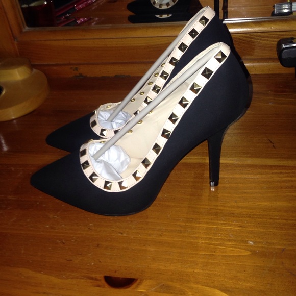 Black pumps