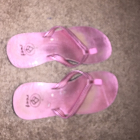 Metallic pink reef flip flops Size 9, make offer' - Picture 2 of 4