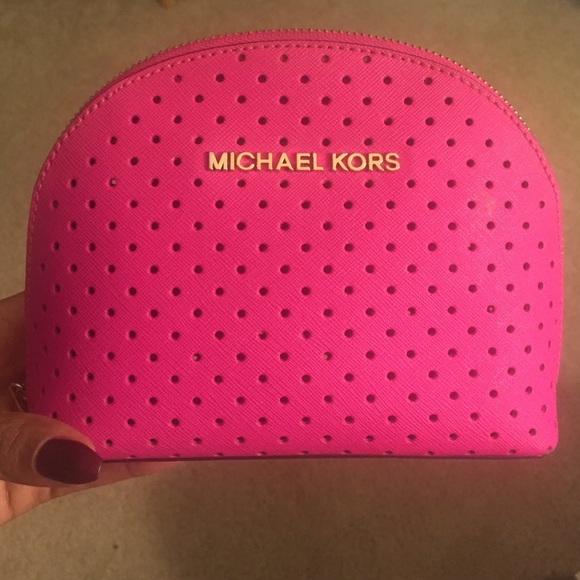 Michael Kors Handbags - Great condition Michael Kors makeup bag