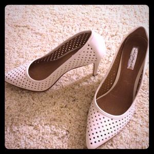 Halogen white pumps