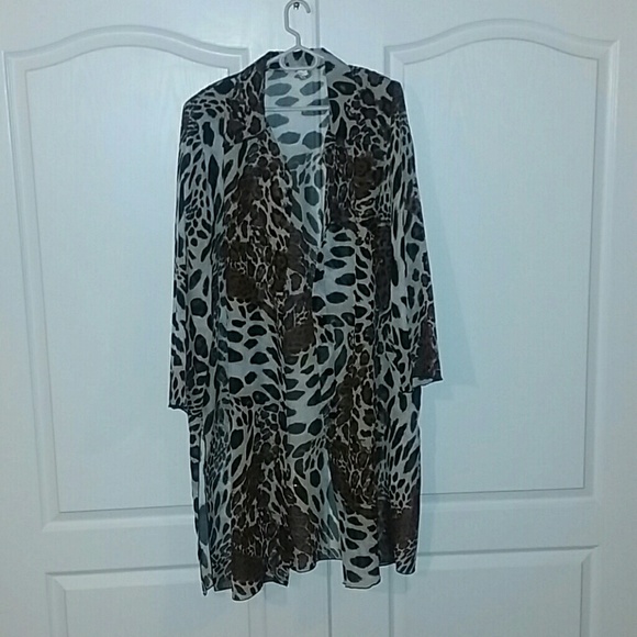 Patterned long sleeve button up kimono. - Picture 1 of 2