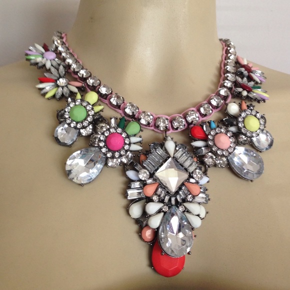 Jewelry - ⚡️SALE⚡️Statement  necklace✨🎉HP 01/04 ✨🎉