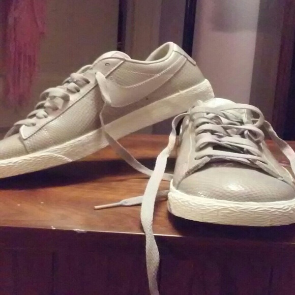 Nike shoes - Picture 1 of 4