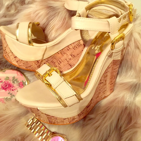 🎀Cute cream colored cork wedges🎀