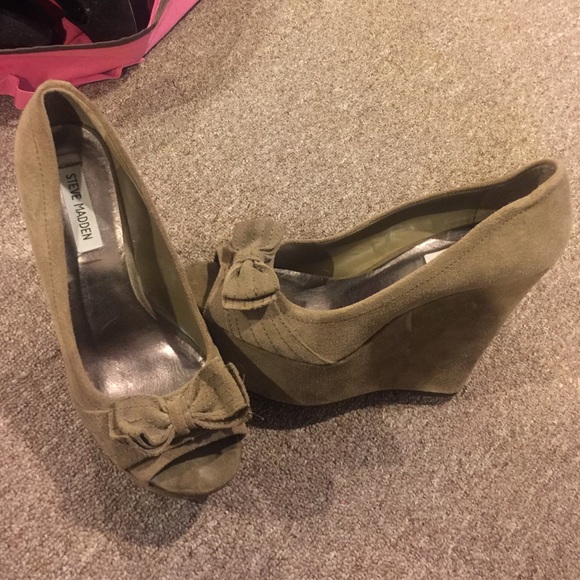Steve Madden Velvety Taupe Peep Toed Wedges