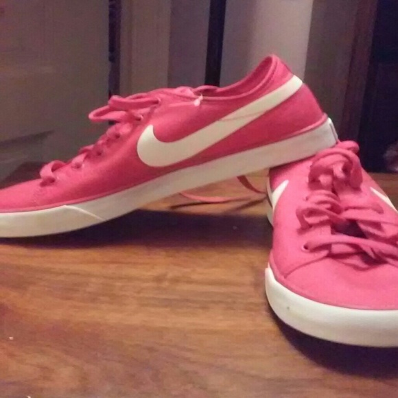 Nike shoes - Picture 1 of 4