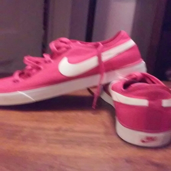 Nike shoes - Picture 3 of 4