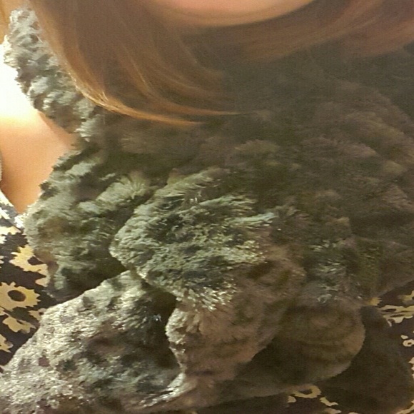 Fuzzy scarf - Picture 4 of 4