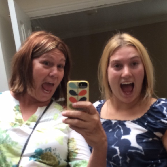 Meet your Posher, Karen & Morgan we 💕 clothes - Picture 4 of 8