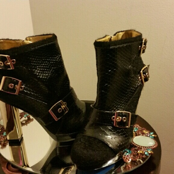 Ankle Boot with Gold Hell - Picture 4 of 4