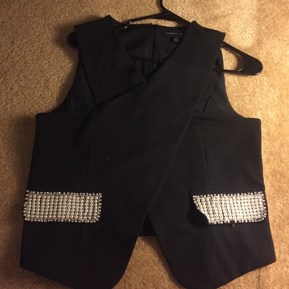 Black crop- vest